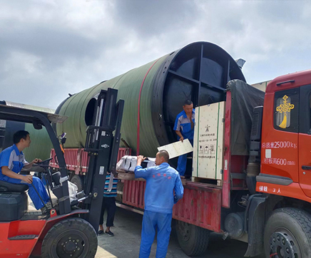 我司用户定制玻璃钢一体化预制泵站生产完成装车发货现场,应用盐亭污水收集提升项目!